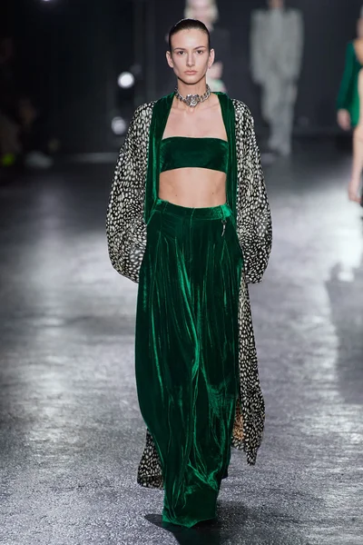 Look 16